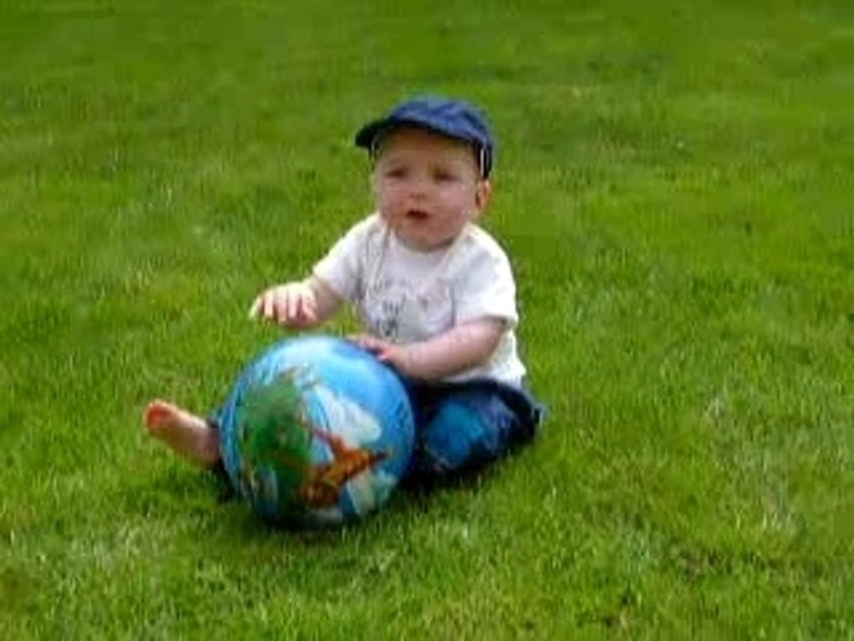 Kylian dans le jardin