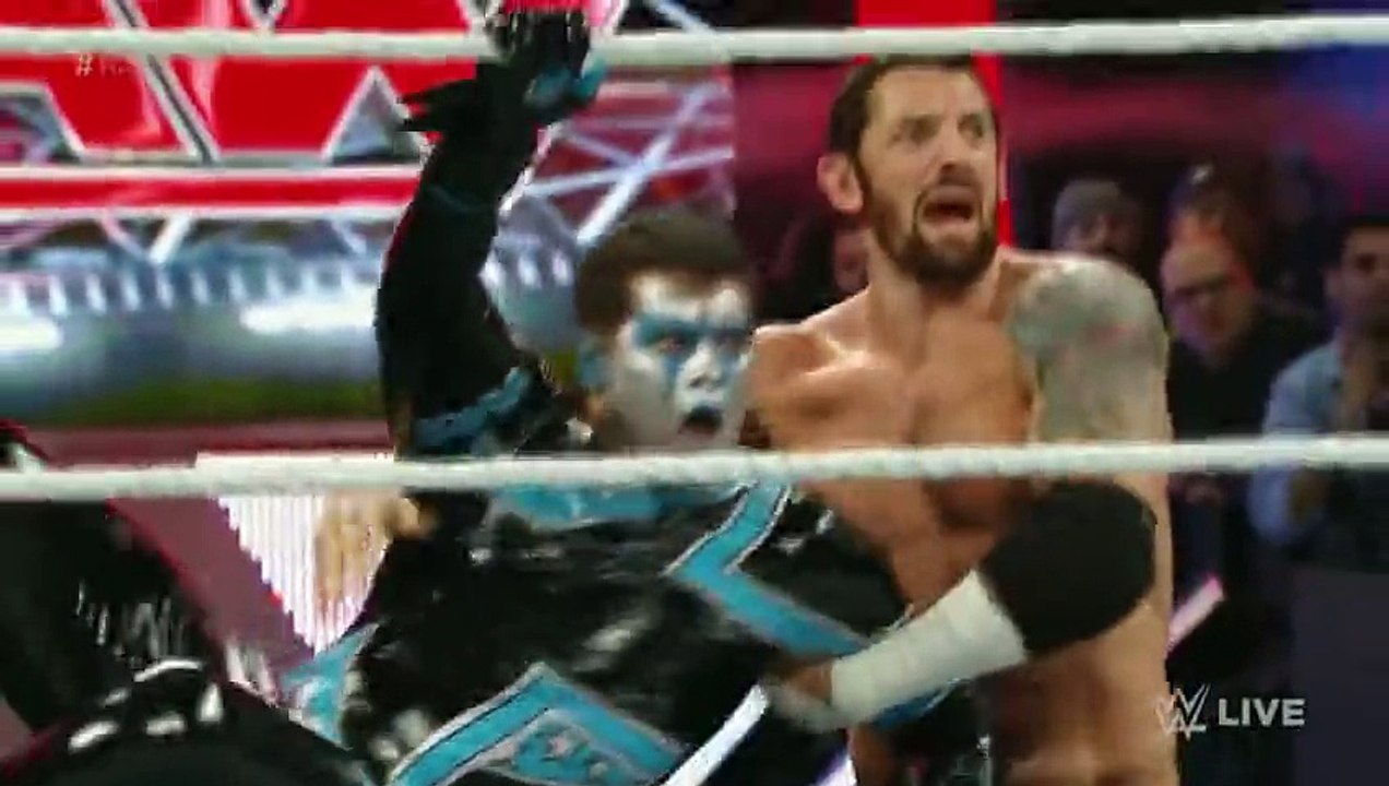 Arrow's Stephen Amell Attacks Stardust On WWE Monday Night RAW (HD)