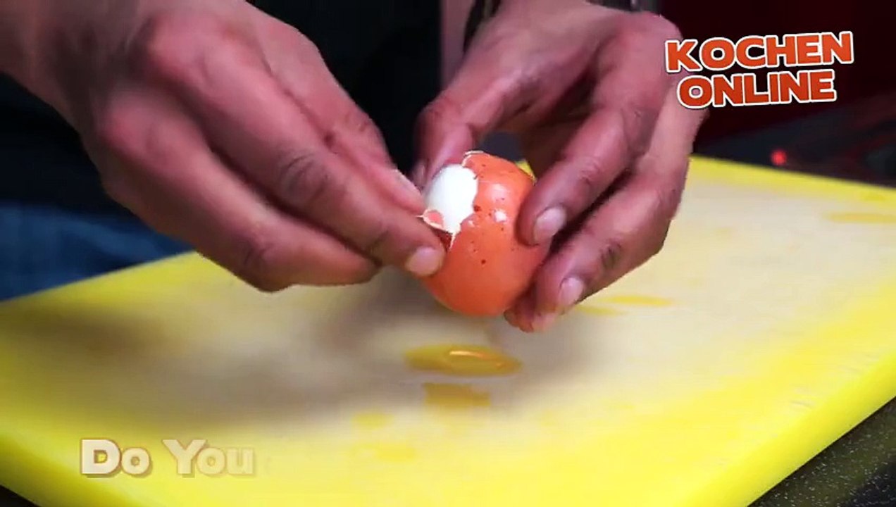 Comment éplucher un oeuf facilement en quelques secondes ? LA solution !