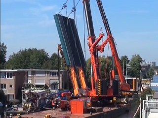 Effondrement de deux grues et d'un morceau de pont