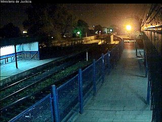 Ovni volando sobre una estacion de trenes