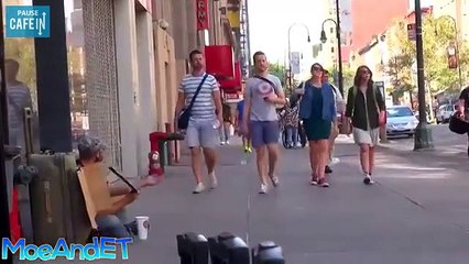 Une policière gifle un SDF, mais il ne se laisse pas abattre