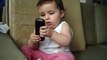 Ce bébé imite ses parents qui téléphonent : adorable!