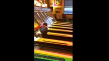 Un gamin devient fou et agresse tout le monde dans une salle de jeux d'arcades du Bronx