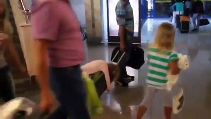 Девочка устала летать на самолете. Смеялся до слёз!