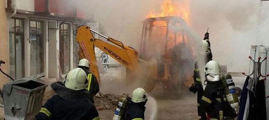 Kazı sırarında doğalgaz patlaması... Olay yerinden ilk görüntüler