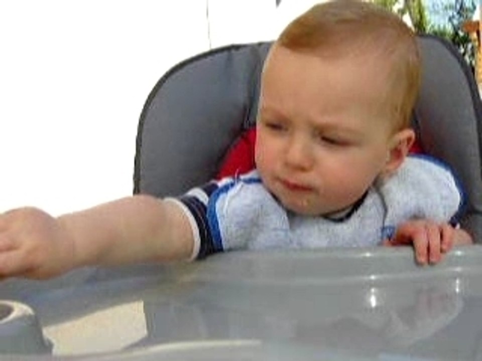 Kyllian mange son gateau