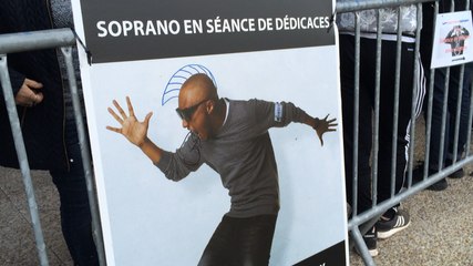 Le rappeur Soprano en dédicace