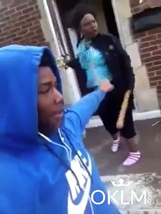 Il fait un vidéo-selfie pendant que sa mère et sa copine se battent