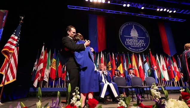 Un homme fait une demande en mariage lors de la remise des diplômes