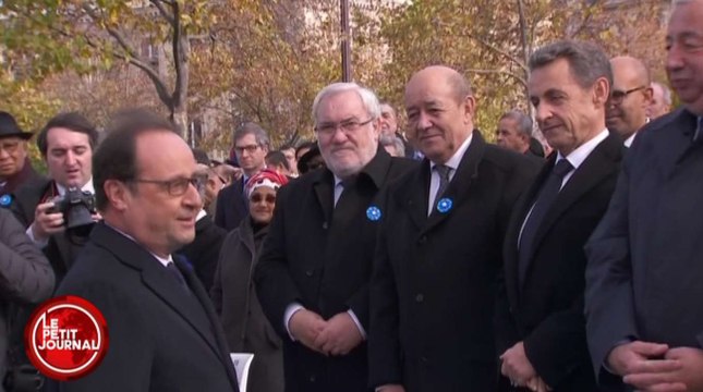 Le sourire crispé de Sarkozy face à Hollande - ZAPPING ACTU DU 12/11/2015