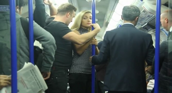 Comment réagissent les gens face à une femme harcelée dans le métro