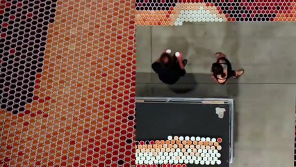 Невероятная картина из чашек