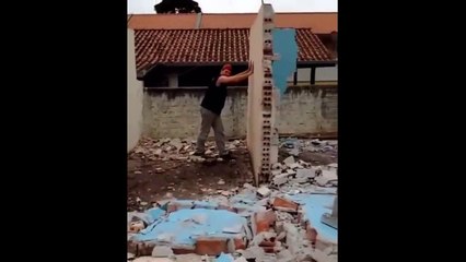 plus tu pousse un mur de brique plus sa va mal