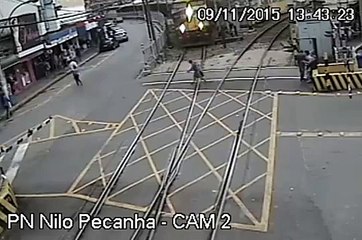 Un papi se fout de l'arrivée du train
