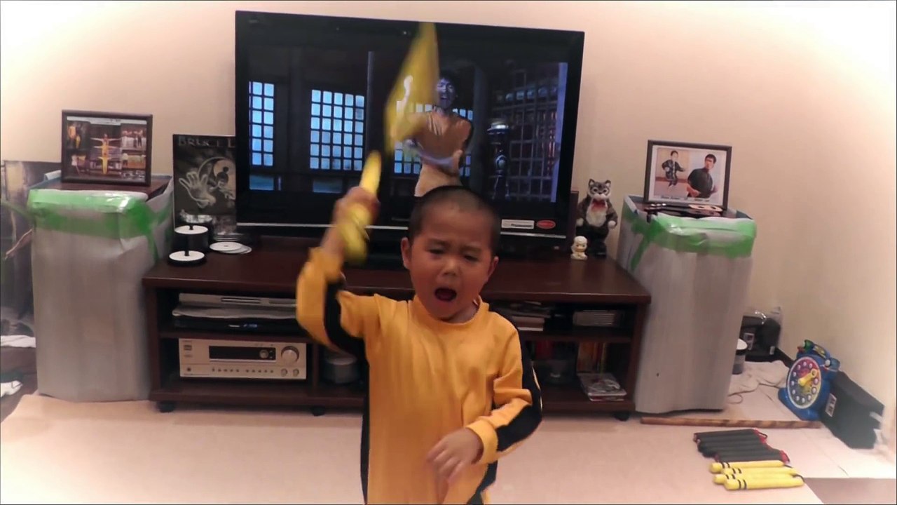 Un enfant de 5 ans se prend pour bruce lee