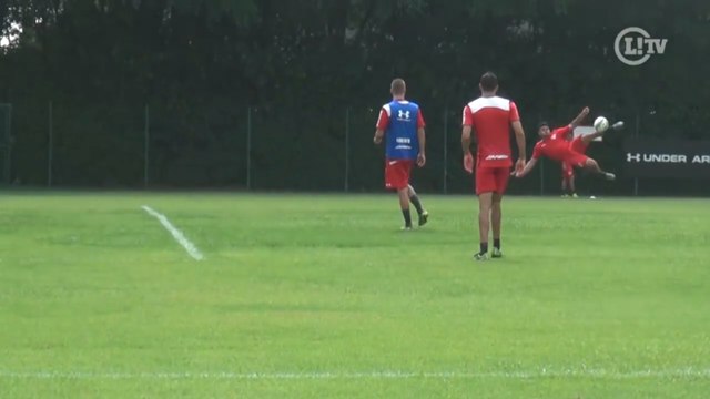 João Paulo faz lindo gol de voleio no treino do São Paulo
