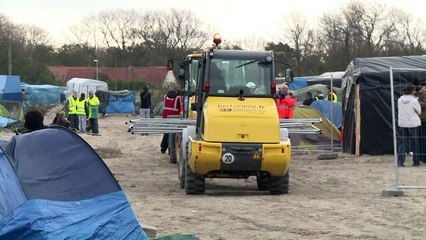 Calais: début des travaux d'un camp en dur pour les migrants