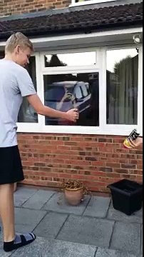 Régis joue avec un aérosol