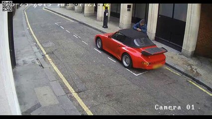 Ladrão de carro corta capota para entrar em Porsche conversível