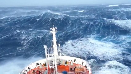 Massive wave hits ship