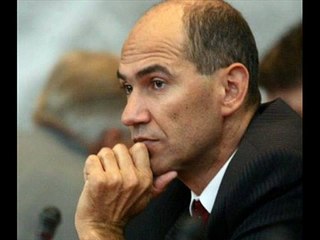 Janez Janša in vkleščena kita