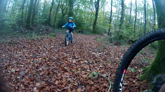 Sortie ludique en VTT entre copains et enfants à Vioreau