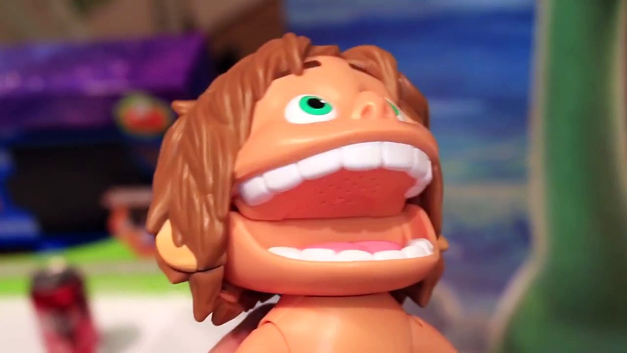 The Good Dinosaur NEW Toys Review with a Dinosaur Hunt Featuring Apatosaurus Arlo and Cave