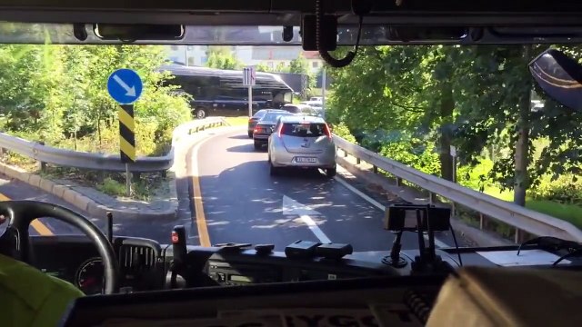 Норвежские пожарные отвечая автокатастрофе во время час пик