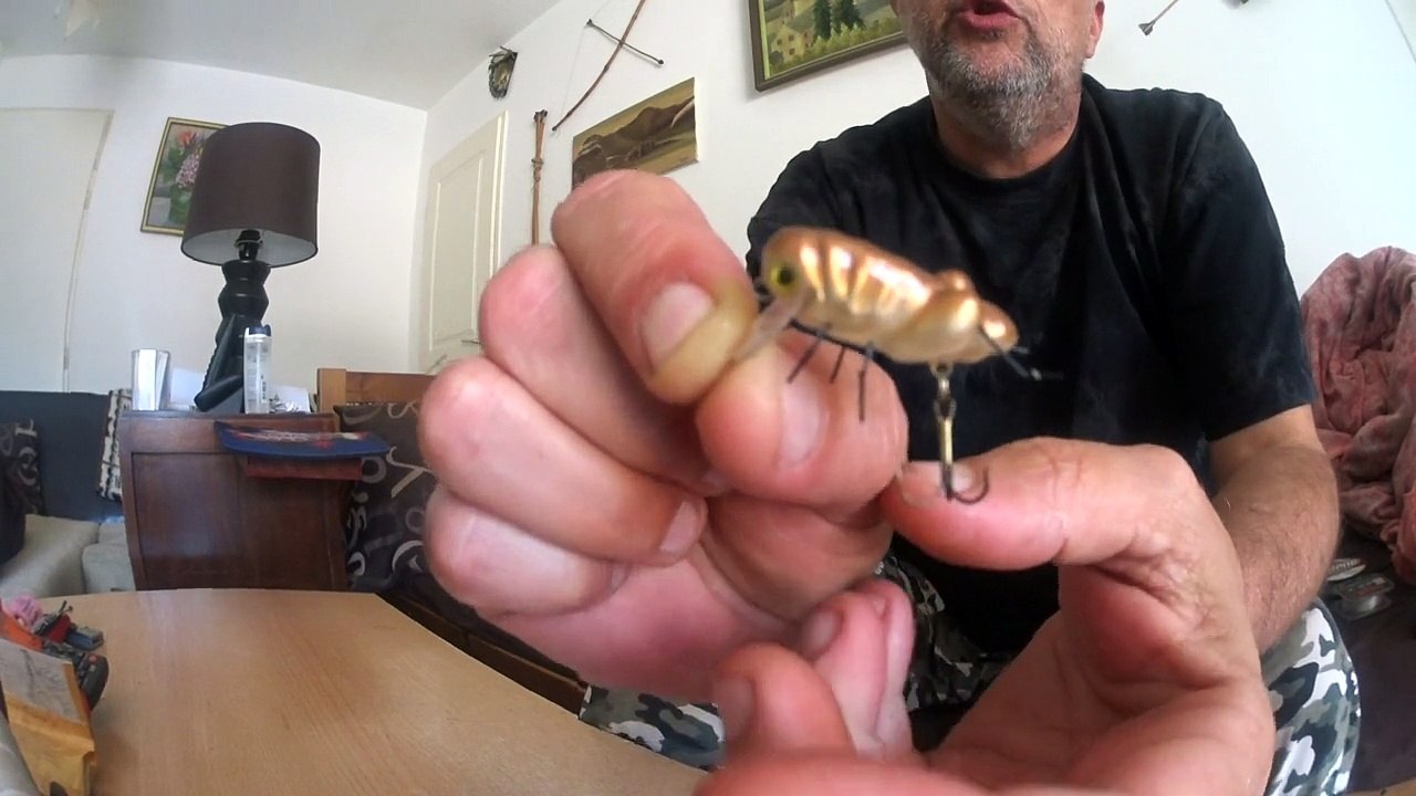 Petit leurre sauterelle (pêche de la truite)