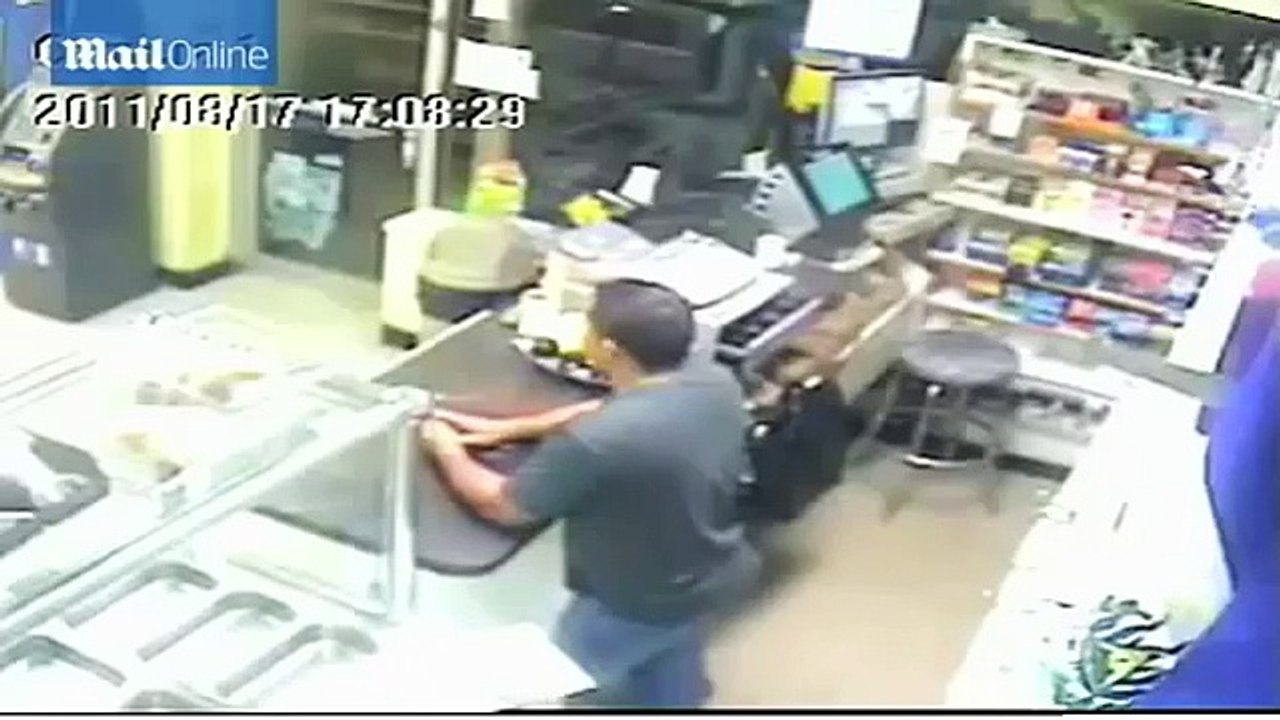 RAW: Store Clerk Fights Off Armed Robber With Machete