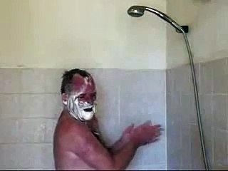 Hombre cantando y fumando en la ducha