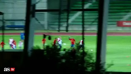 Andrés Iniesta misses 30 Centimeter away from open goal in Spain Training