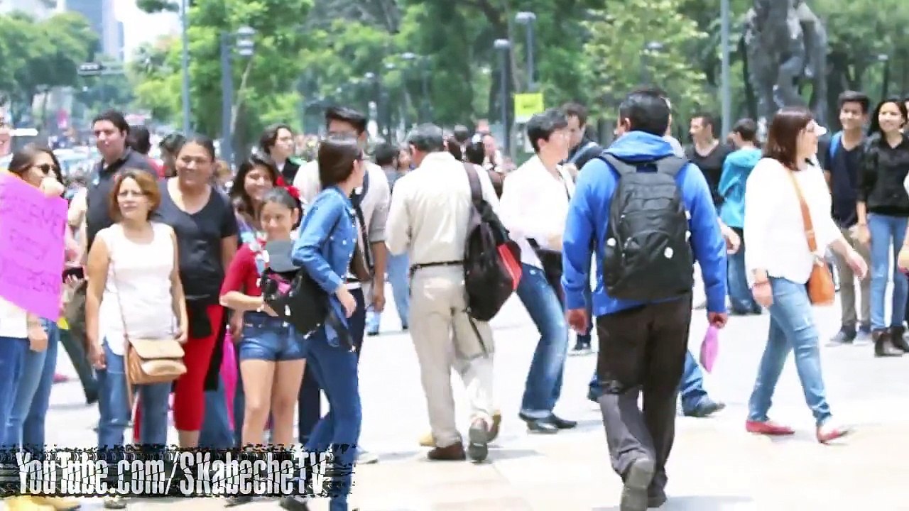 Bésame Estoy Desesperado | Besos en la calle | SKabeche