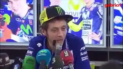 下载视频: Valentino Rossi riceve applausi raccontando Marquez e Lorenzo dopo MotoGp Valencia 2015