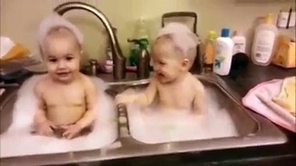 Mom Put Her Twins In The Sink, Now Watch The Baby On The Left - YouTube