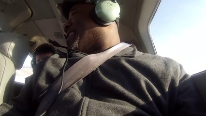 Il fait la surprise de sa vie à son ami : première fois qu'il va voler en avion!
