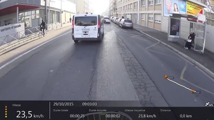 Un chauffard essaie d'écraser un cycliste à Lyon... Dingue!