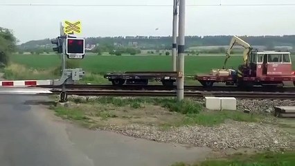 Тем временем на железнодорожном переезде. Смеялся до слёз!