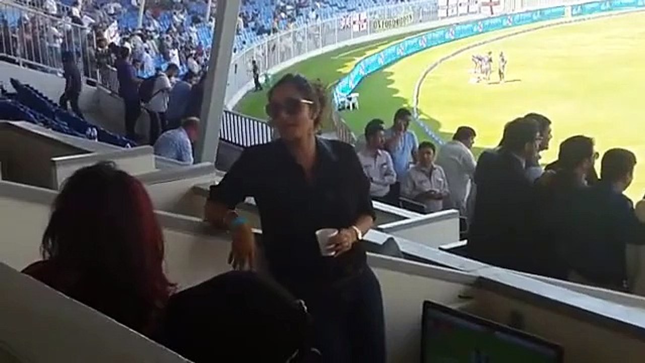 ثانیہ مرزا کی ایک اور ویڈیو ۔ دیکھئے وہ میچ کے دوران کس سے بات کرتی رہیں -