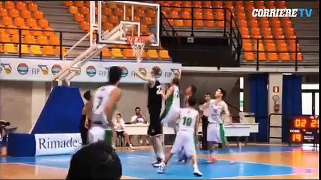 Robert Bobroczkyi le basketteur géant de 15 ans