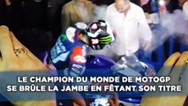 Le champion du monde de MotoGP se brûle la jambe en fêtant son titre