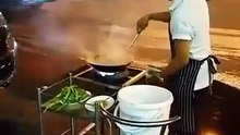 Màn ném đĩa rau qua đường như xiếc