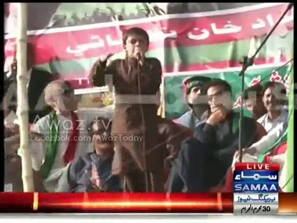 Inspired from His Speech, Kaptaan Imran Khan Gives His "MufflImran Khan Gives His Mufflor to this Young Kaptaan of Sindh