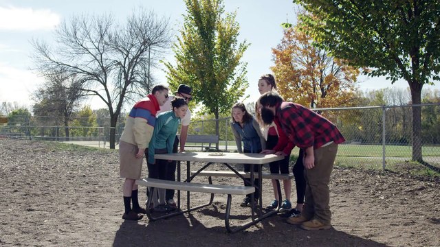 Des gens agissent comme des chiens dans cette pub pour un refuge pour chiens abandonnés