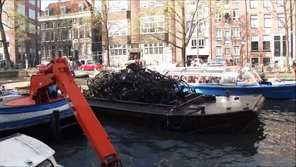 Repêcher des milliers de vélo dans le canal d'Amsterdam