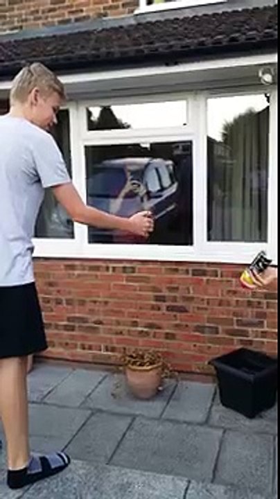 Régis allume un aérosol