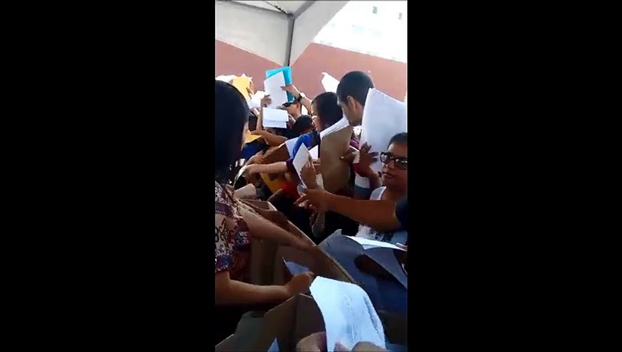Internauta registra desespero de desempregados em evento para captação de currículos