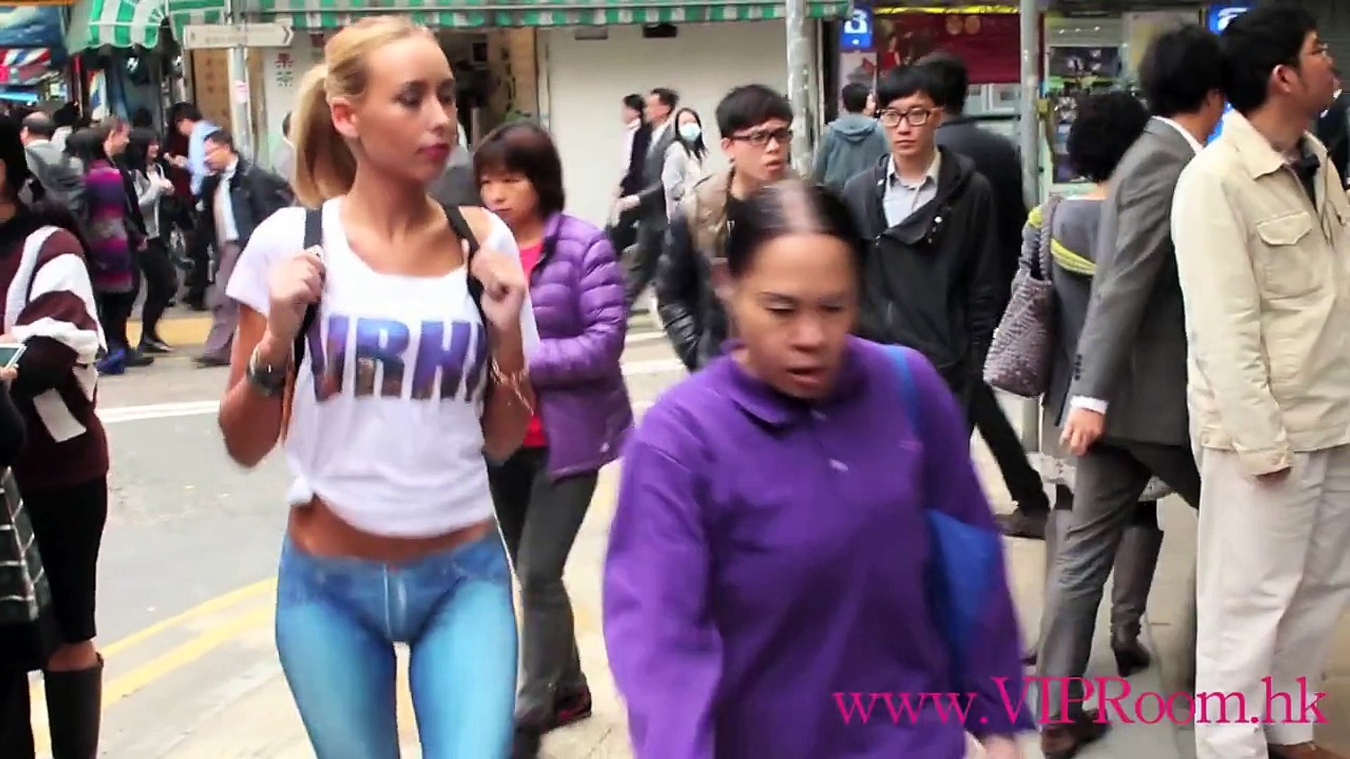 Une fille se balade dans Hong Kong sans pantalon - Vidéo Dailymotion