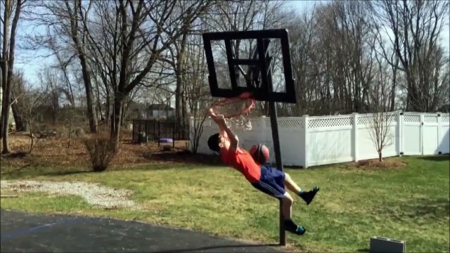 Grosse gamelle en essayant de Dunker et le chien s'en fout!